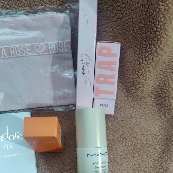 Dior Pink Apparel and Beauty Collection - Picture 3 of 13